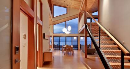 KINGFISHER BEACH HOUSE - Ideal for both Langley Mystery Weekend and Musselfest!