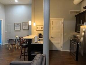 Frigorífico, microondas, horno y placa de cocina