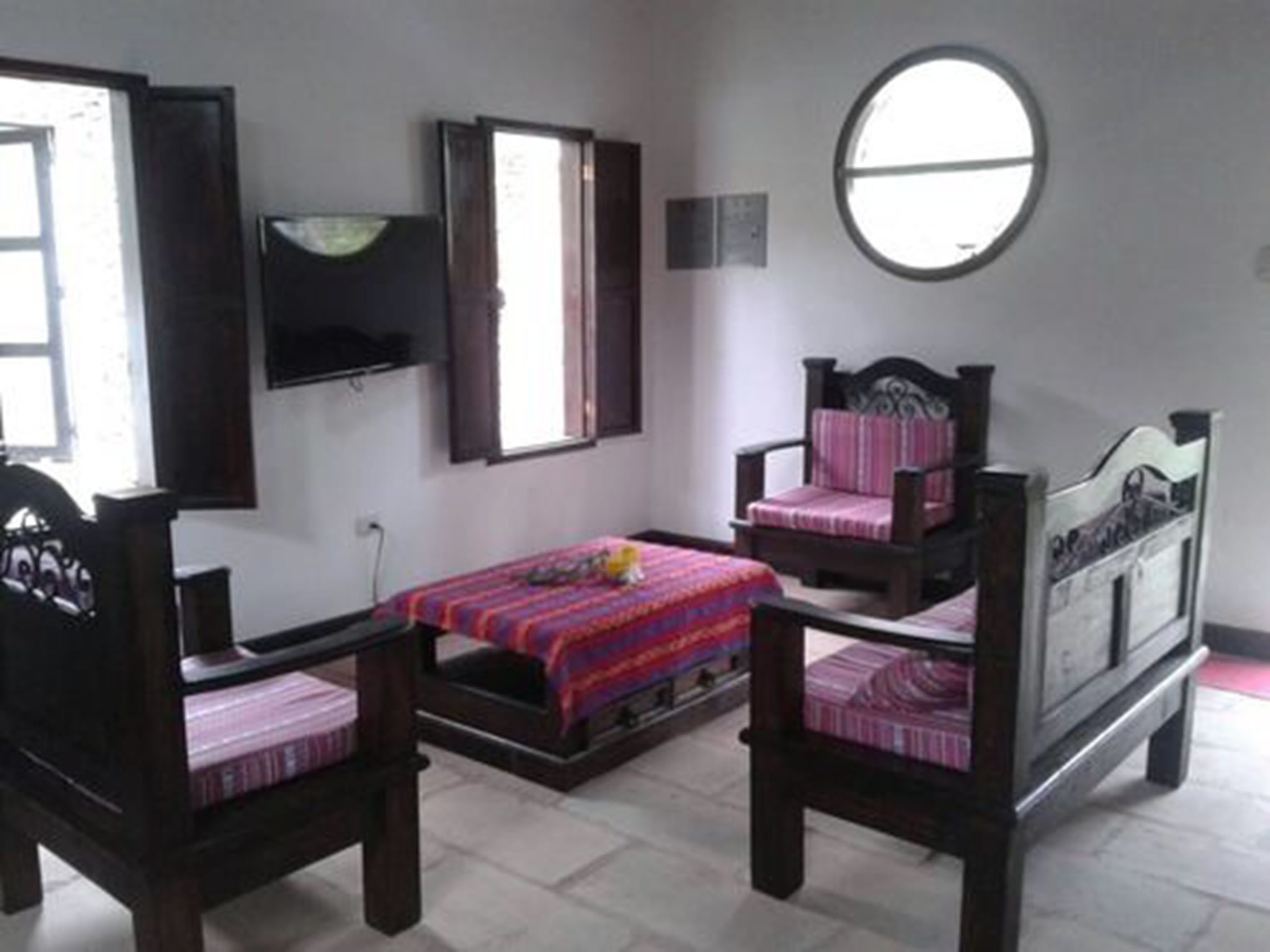 Family Bungalow, Berbilang Katil | Ruang tamu | 27 inci televisyen skrin rata dengan kabel, TV 