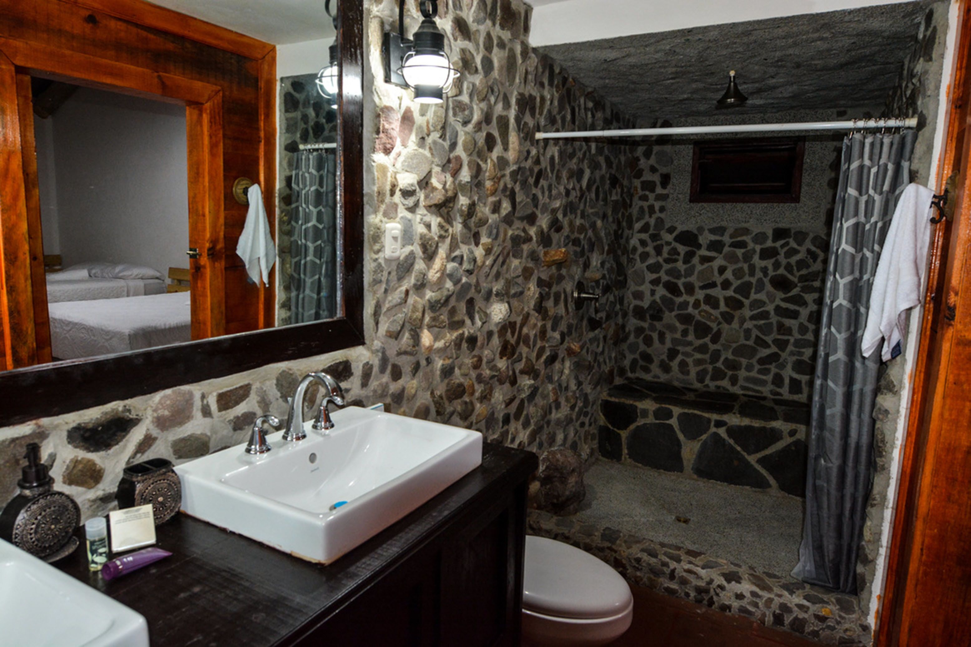 Shower, rainfall showerhead, free toiletries