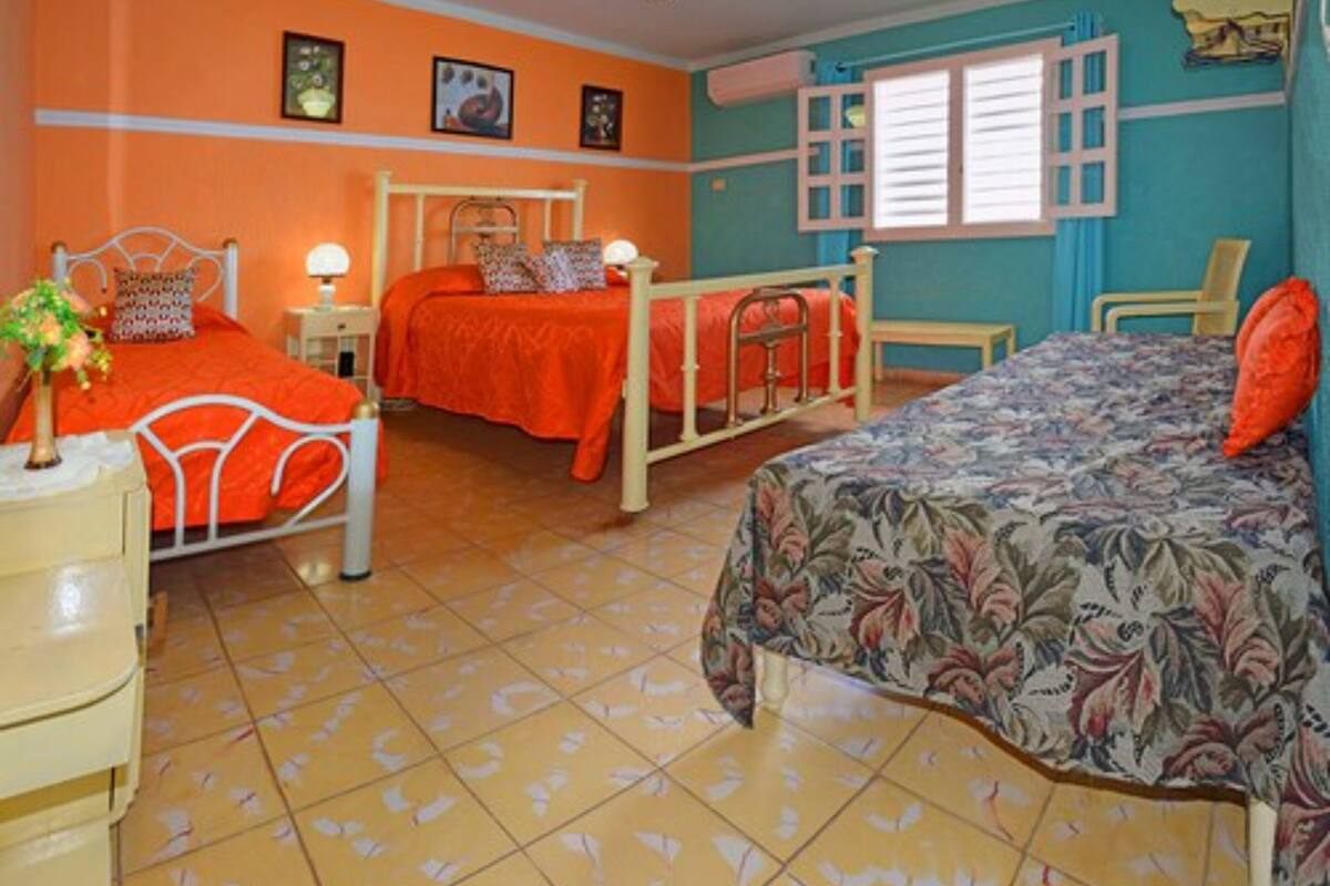 Pengeskab på værelset, mørklægningsgardiner, strygejern/strygebræt