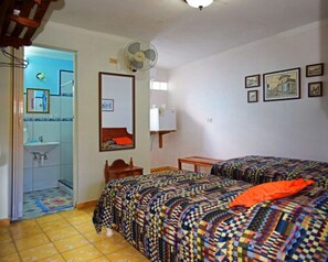 Basic-dobbeltværelse - ikke-ryger | Pengeskab på værelset, mørklægningsgardiner, strygejern/strygebræt