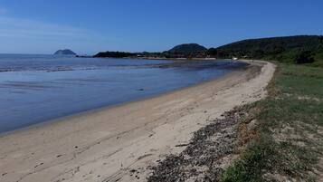 Una spiaggia nelle vicinanze
