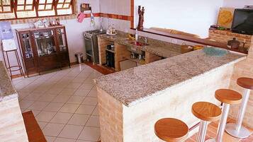 House, 3 Bedrooms | Private kitchen | Full-size fridge, microwave, oven, electric kettle