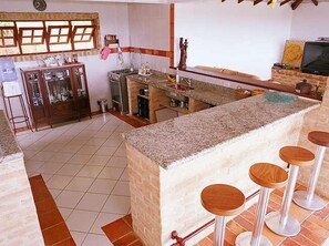 Casa, 3 habitaciones | Cocina privada | Refrigerador con congelador, microondas, horno y tetera eléctrica