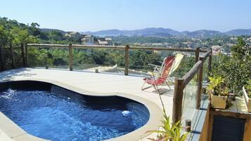 Piscina all'aperto, ombrelloni da piscina, lettini