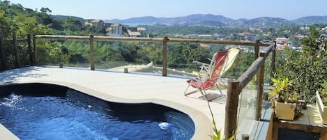 Piscine extérieure, parasols de plage, chaises longues