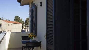 Doppia Deluxe, balcone, fronte mare | Minibar, una cassaforte in camera, una scrivania, tende oscuranti