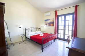 Deluxe Double Room, Balcony, Sea Facing | Minibar, in-room safe, desk, blackout drapes - Guest House Capitan Libeccio (Tropea)