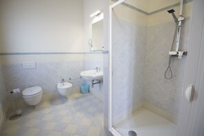 Deluxe Double Room, Balcony, Sea Facing | Bathroom | Shower, rainfall showerhead, hair dryer, bidet - Guest House Capitan Libeccio (Tropea)