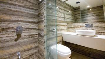 Shower, rainfall showerhead, free toiletries, towels