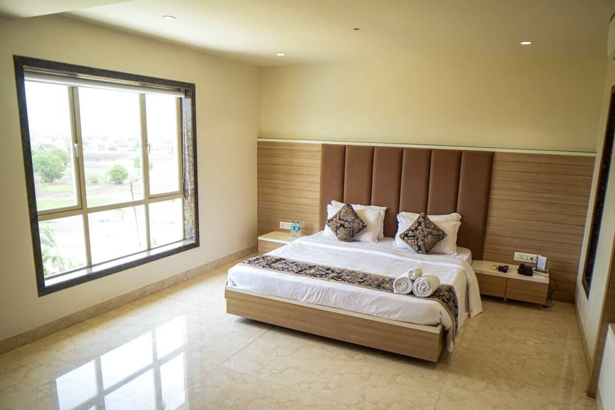 Suite | Premium bedding, desk, laptop workspace, blackout drapes
