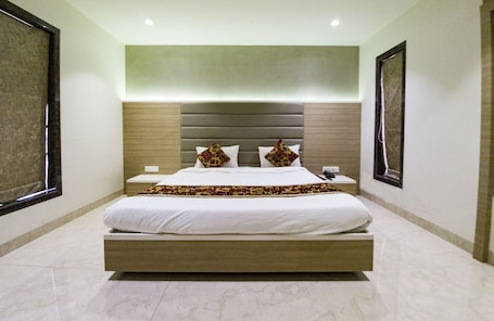 Suite | 1 bedroom, individually decorated, individually furnished, desk