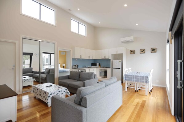 Soundproofing, cots/infant beds, rollaway beds, free WiFi - Apollo Bay Seal Apartments (Marengo)