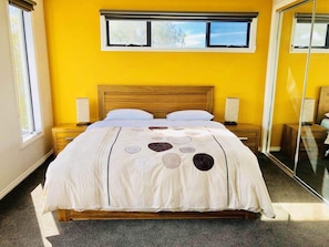 Soundproofing, cots/infant beds, rollaway beds, free WiFi - Apollo Bay Seal Apartments (Marengo)