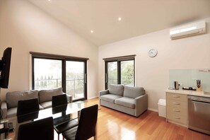 Deluxe Two Bedroom Apartment with Sea View | Soundproofing, cribs/infant beds, rollaway beds, free WiFi - Apollo Bay Seal Apartments (Marengo)