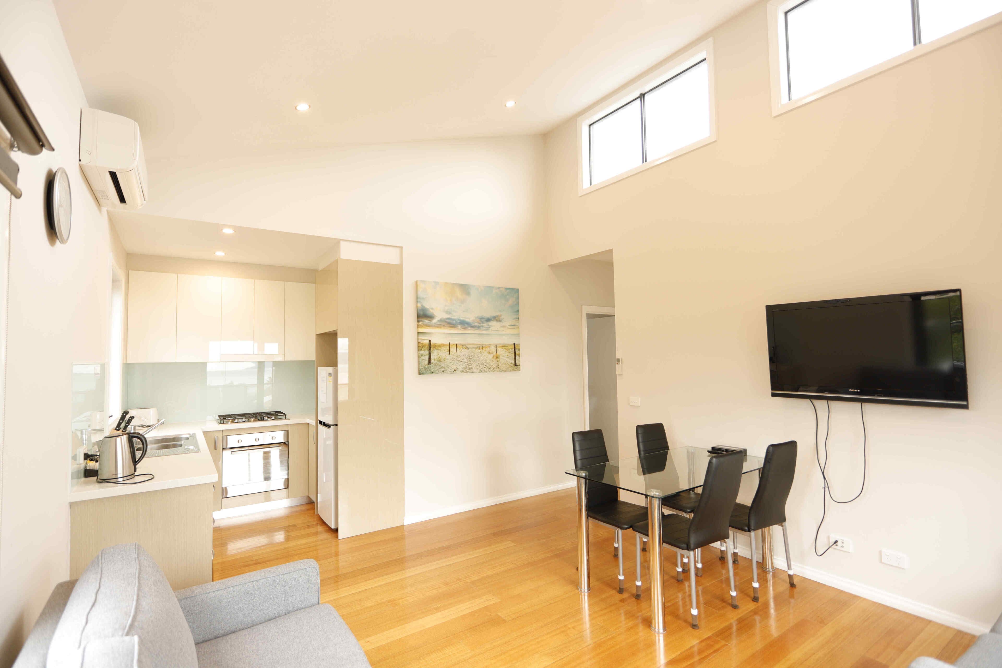 Eine moderne Wohnung mit Essbereich, Küche und Wohnzimmer.
