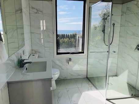 Apartment, 2 Bedrooms | Kalis bunyi, katil bayi/kot (surcaj), katil lipat simpan/tambahan . Apollo Bay Seal Apartments