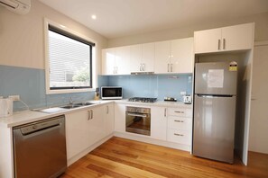 Soundproofing, cots/infant beds, rollaway beds, free WiFi - Apollo Bay Seal Apartments (Marengo)