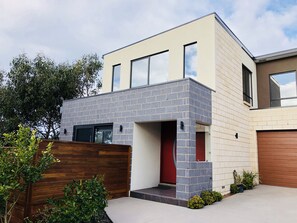 Front of property - Apollo Bay Seal Apartments (Marengo)