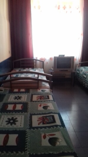 Kolmen hengen huone, jaettu kylpyhuone (2) | Ilmainen Wi-Fi, vuodevaatteet