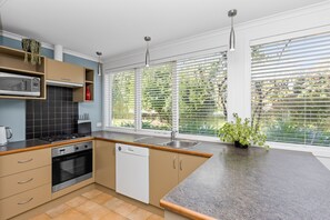 Fridge, microwave, oven, stovetop - Village Apartment, just steps from shops, cafes, bars and restaurants (Havelock North)