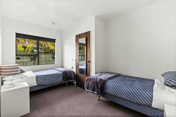 2 bedrooms, iron/ironing board, free WiFi, bed sheets - Village Apartment, just steps from shops, cafes, bars and restaurants (Havelock North)