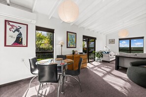 Smart TV, books, stereo - Village Apartment, just steps from shops, cafes, bars and restaurants (Havelock North)