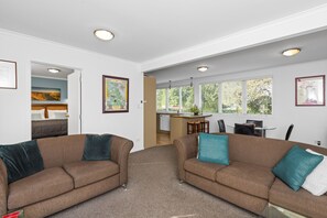 TV, DVD player, stereo - Village Apartment, just steps from shops, cafes, bars and restaurants (Havelock North)
