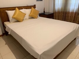 Desk, soundproofing, WiFi (free), individually furnished