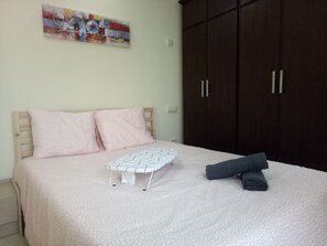 2 bedrooms, iron/ironing board, internet, bed sheets
