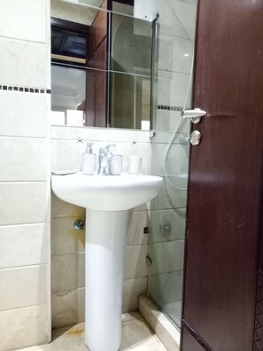 Shower, hair dryer, towels