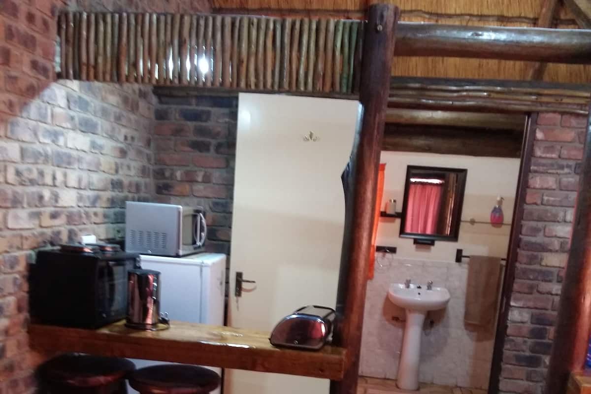 Refrigerador con congelador, microondas, horno y parrilla de estufa