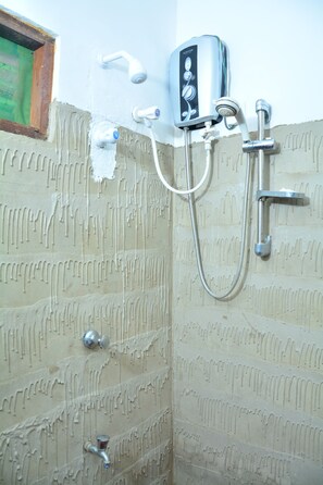 Bathroom shower - Sigiriya Samanala Guest House (Sigiriya)