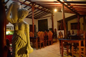 Breakfast, lunch, dinner served; local and international cuisine  - Sigiriya Samanala Guest House (Sigiriya)