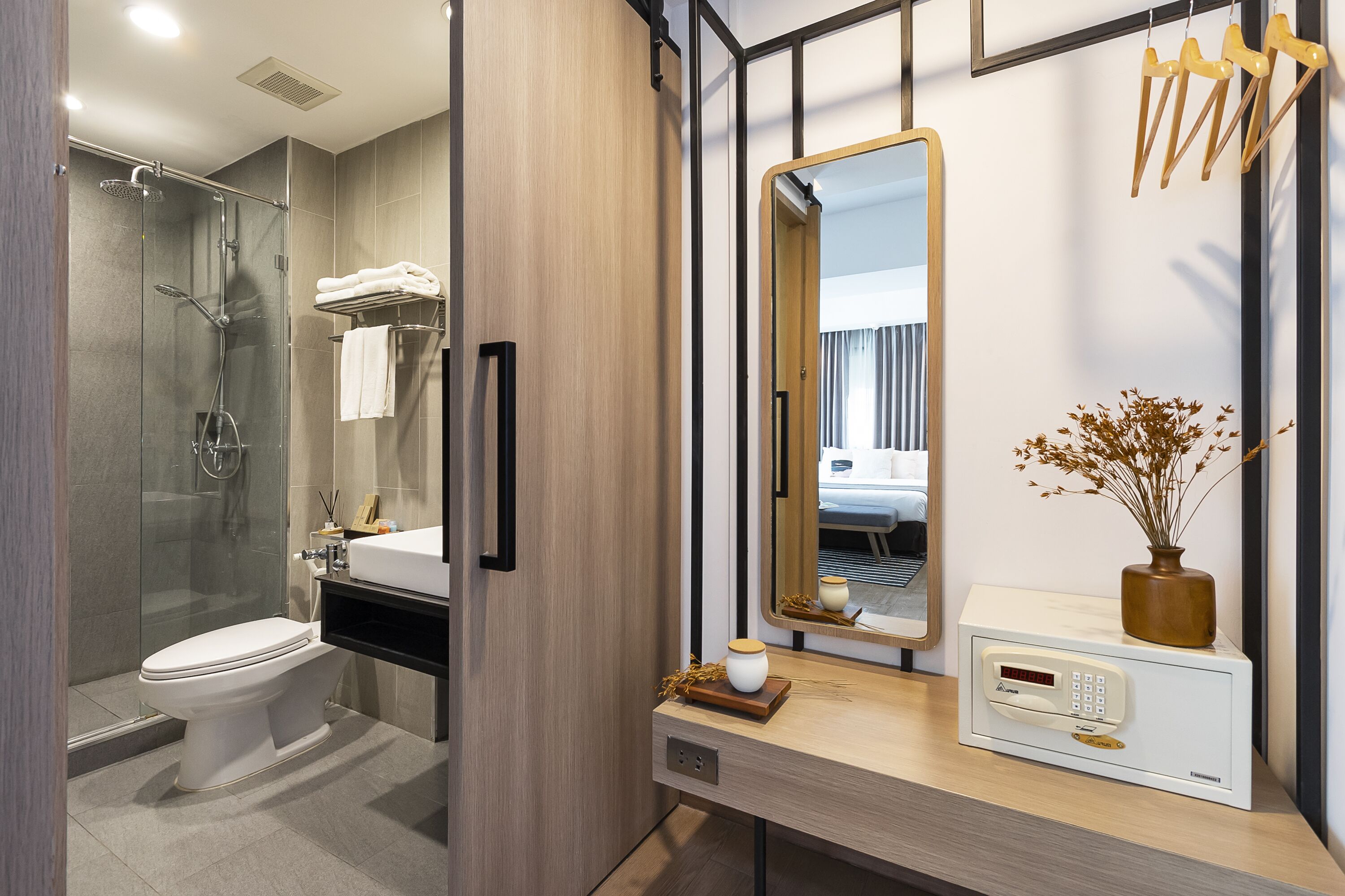 deluxe double room | bathroom | shower, free toiletries, hair dryer, slippers