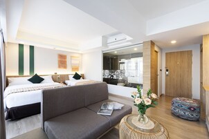 Deluxe Büyük Yataklı Tek Kişilik Oda | Odada kasa, masa, dizüstü bilgisayar çalışma alanı, güneşlik/perde 