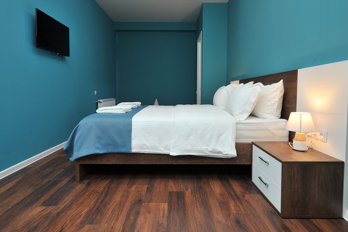 Estudio familiar | Ropa de cama de alta calidad y caja de seguridad en la habitación