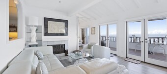 H242: Modern 1BD Villa, Fantastic Ocean View, Fireplace, Golf Cart