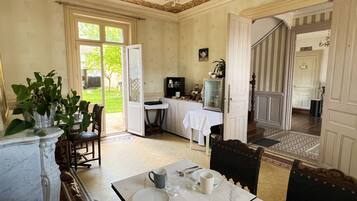 Free daily continental breakfast