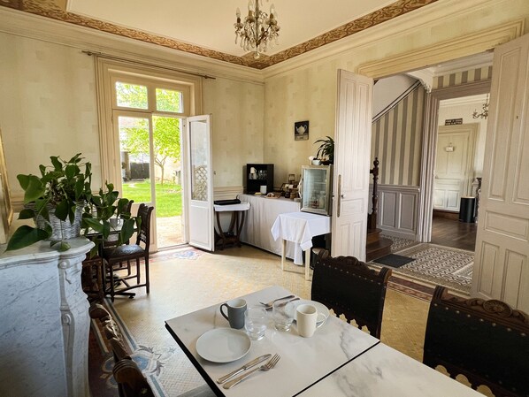 Free daily continental breakfast  - Closerie La Fontaine (Savigné-sur-Lathan)