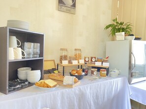 Tägliches inbegriffenes kontinentales Frühstück