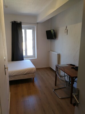 Individually decorated, desk, cribs/infant beds, rollaway beds - Le Petit Nice (Neuville-sur-Saone)
