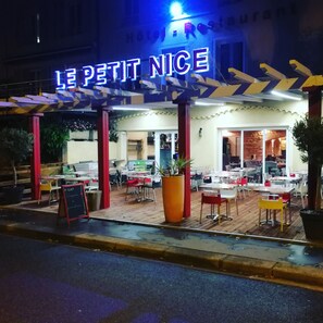 Front of property – evening/night - Le Petit Nice (Neuville-sur-Saone)