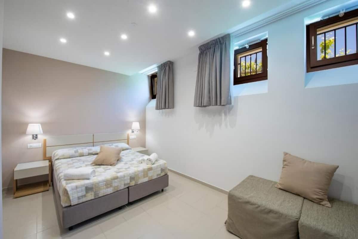 Standard Double or Twin Room | Minibar, individually decorated, individually furnished, desk