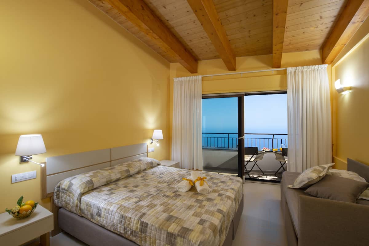 Luxury Triple Room | Minibar, individually decorated, individually furnished, desk