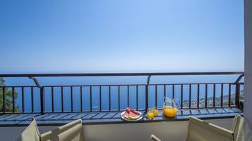 Chambre Triple Luxe | Balcon