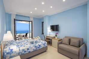 Chambre Triple Luxe | Minibar, décoration personnalisée, ameublement personnalisé, bureau