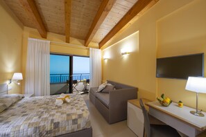 Luxury Triple Room | Minibar, individually decorated, individually furnished, desk - Villa Paradise Resort (Agerola)
