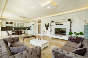 Deluxe Villa, Sigara İçilmez | Oturma alanı | LCD televizyon, masa tenisi 